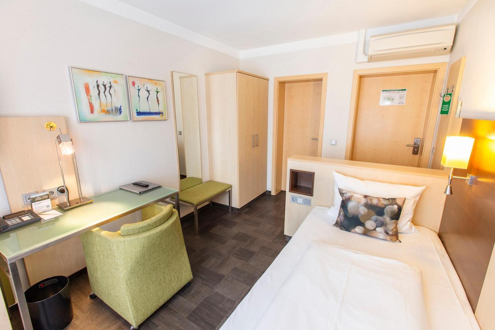 Hotel Scheffelhoehe Брухзал Екстериор снимка