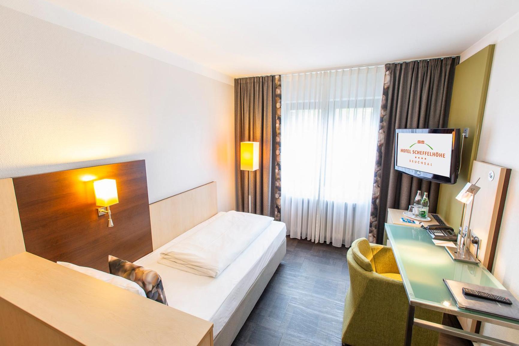 Hotel Scheffelhoehe Брухзал Екстериор снимка