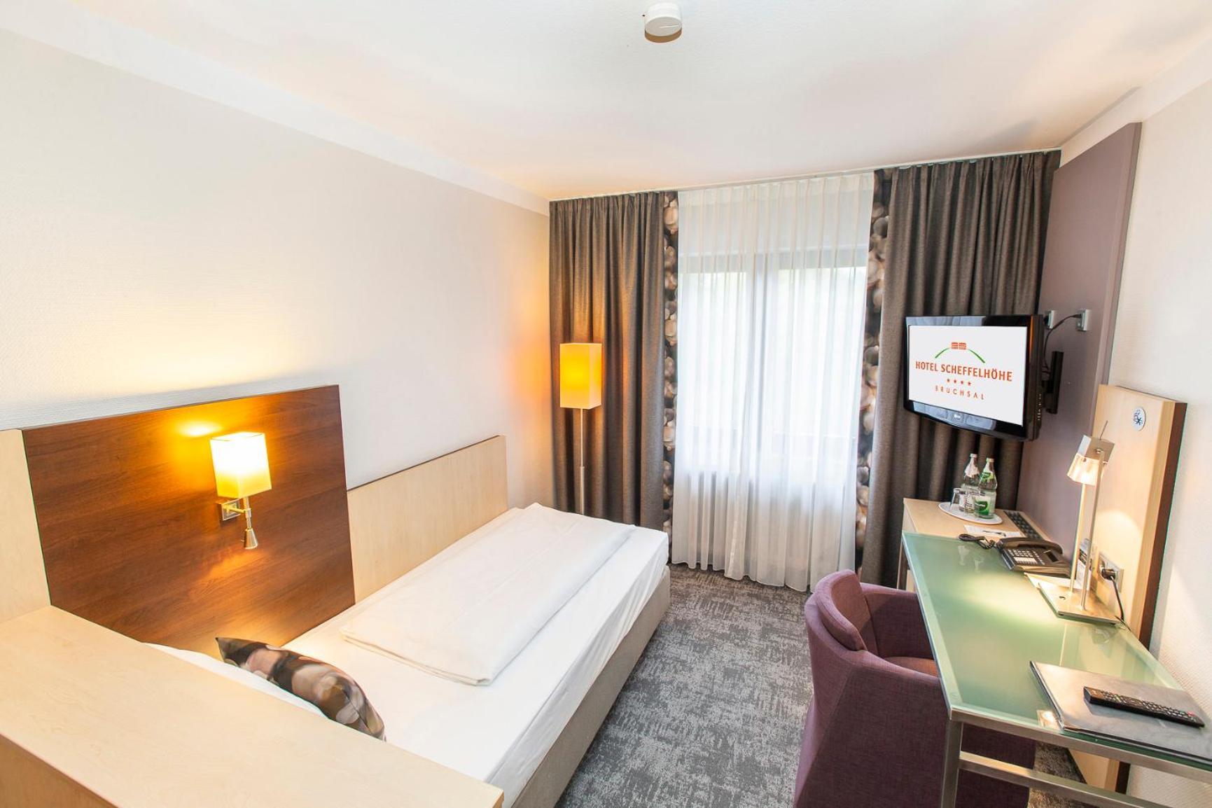 Hotel Scheffelhoehe Брухзал Екстериор снимка
