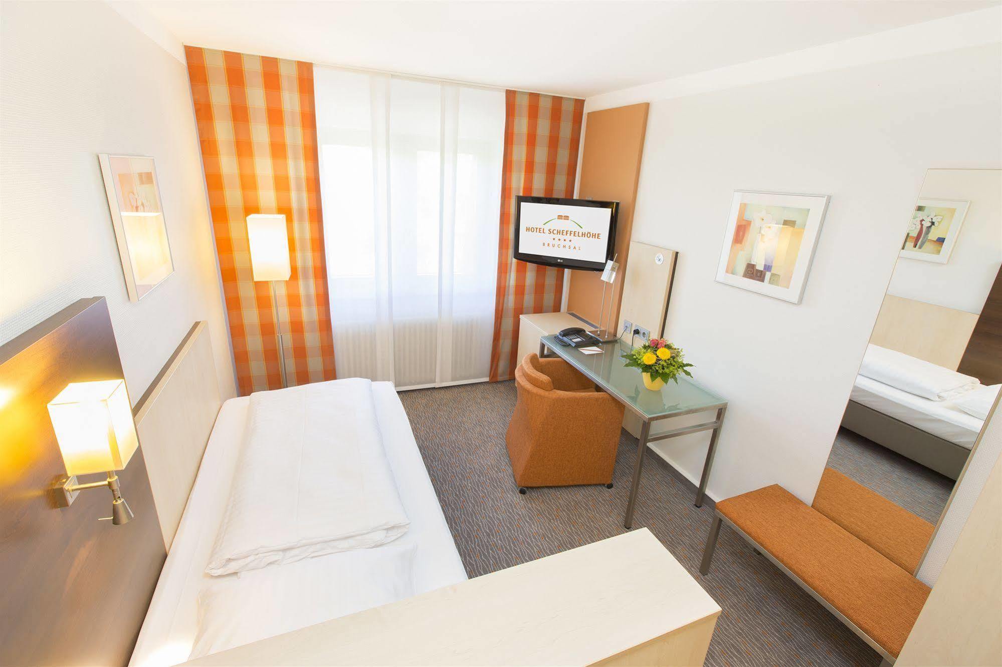 Hotel Scheffelhoehe Брухзал Екстериор снимка